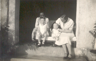 '39 Mammie met Baboe Mina en de 2 spruiten